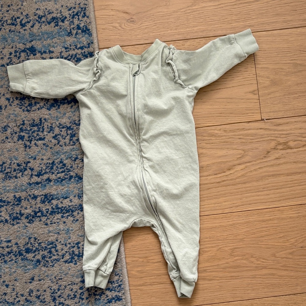 H&M ruffled shoulder one piece - size 3 months